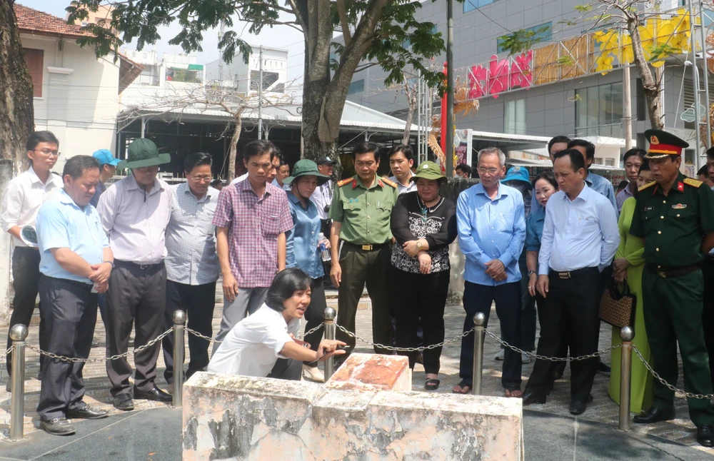 Ông Lữ Văn Hùng (thứ ba từ phải sang) và ông Phạm Văn Thiều (thứ hai từ phải sang) nghe đơn vị tư vấn trình bày phương án cải tạo, trùng tu đồng Hồ Thái Dương dong-ho-thai-duong-bac-lieu-1-4945.jpg