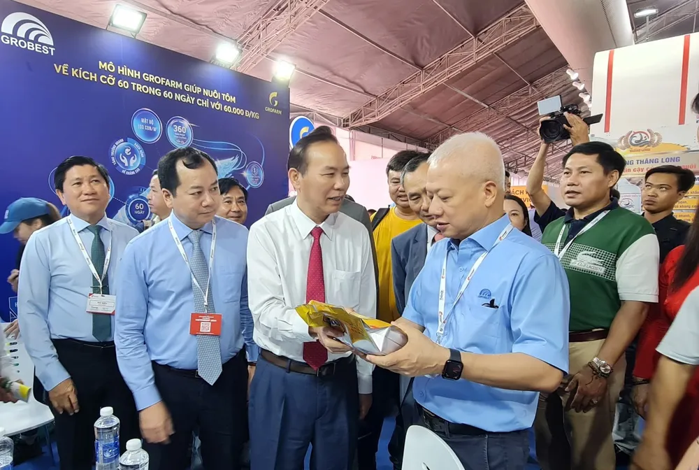 Thứ trưởng Bộ NN-PTNT Phùng Đức Tiến (thứ 3 từ trái qua) tham quan gian hàng tại Hội chợ triển lãm quốc tế công nghệ ngành tôm Việt Nam Phung duc tien hoi cho 2.jpg