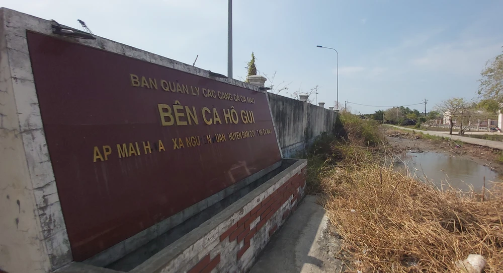 Bến cá Hố Gùi hiện chưa phát huy hiệu quả vì không có đường kết nối Ben ca ho gui 2.jpg
