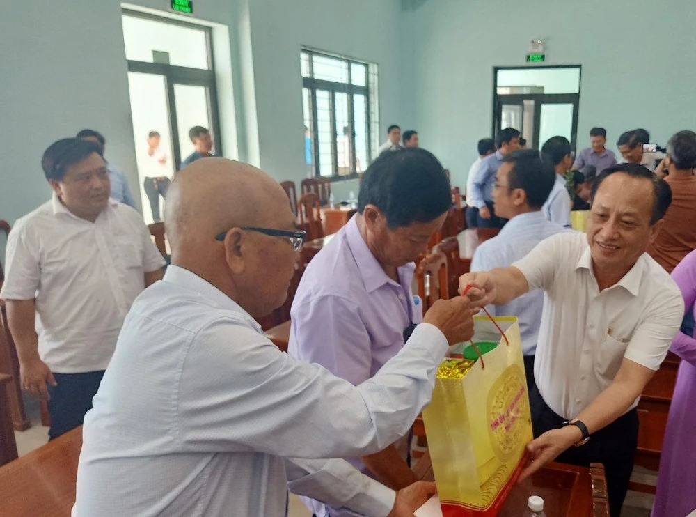 Chủ tịch UBND tỉnh Bạc Liêu Phạm Văn Thiều tặng quà cho người có công Trung tam nguoi co cong 1.jpg