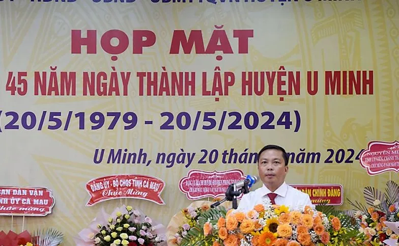 Ông Đoàn Việt Khoa phát biểu tại buổi họp mặt kỷ niệm 45 năm thành lập huyện U Minh. Ảnh: KIM CƯƠNG U Minh 2.jpg