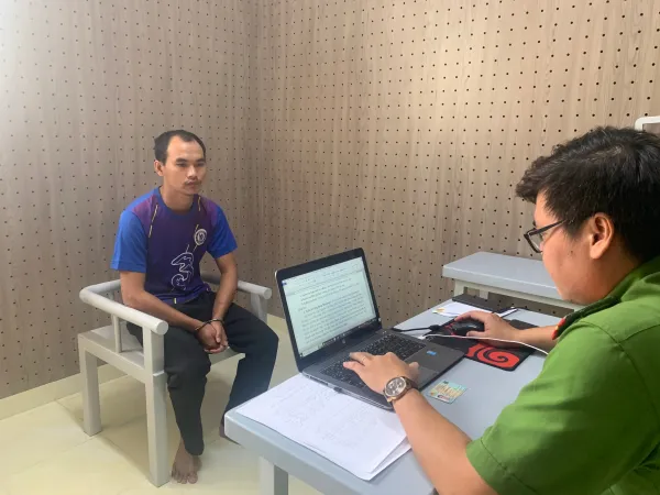 Đối tượng Nguyễn Văn Đặng tại cơ quan công an. Ảnh: HẢI LINH Doi tuong lam nhuc.png