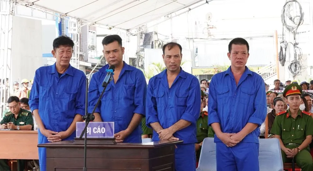 Các bị cáo tại phiên toà lưu động Cac bi cao luu dong.jpg