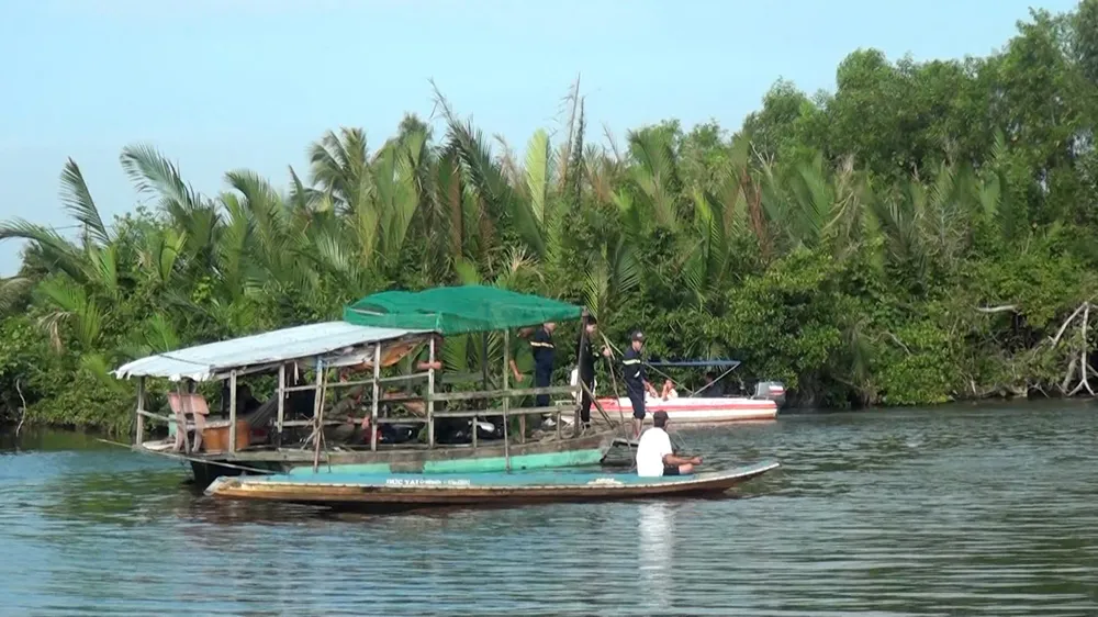 Lực lượng chức năng tiềm kiếm nạn nhân 471476477_960754835939313_8693374950768964271_n.jpg