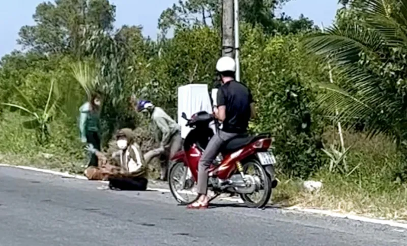 Hình ảnh ông Nguyễn Tùng Em chém vợ được người đi đường ghi lại. Ảnh: cắt từ clip Screenshot_20250117_111736_Faceb-1737091162305.jpg