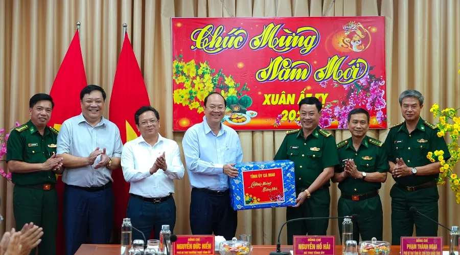 Bí thư Tỉnh ủy Cà Mau Nguyễn Hồ Hải trao quà tết đến Bộ Chỉ huy Bộ đội Biên phòng tỉnh. Ảnh: TRÚC ĐÀO DSC02179.jpg