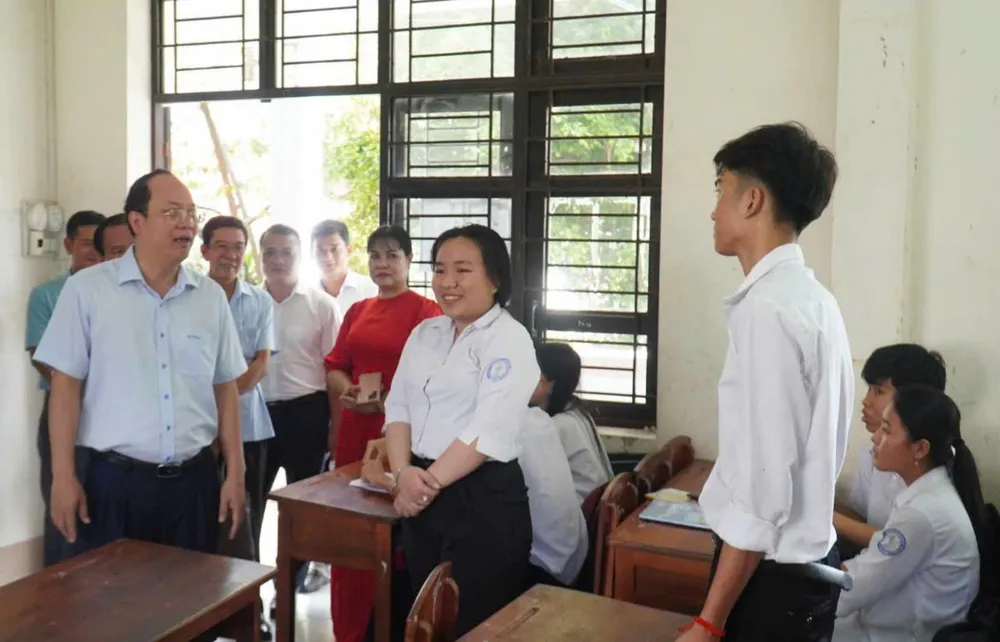 Bí thư Tỉnh ủy Cà Mau Nguyễn Hồ Hải đến thăm và làm việc với Trường Phổ thông dân tộc (PTDT) nội trú tỉnh Cà Mau 5e52c6a3075fb501ec4e.jpg