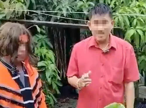 Ông Trần Phước Khởi (bên phải) livestream cùng người tự xưng “thần chết” xúc phạm danh dự người khác. Ảnh cắt từ clip 2865e24a7adbc88591ca.jpg