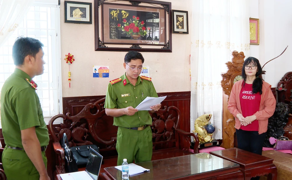 Cơ quan điều tra tống đạt quyết định tố tụng đối với bị can Nguyễn Ngọc Thúy. Ảnh: TRỌNG THỨC NGUYỄN NGỌC THÚY.jpg