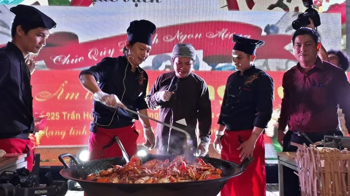 Các đầu bếp trình diễn “chảo cua rang me khổng lồ” trong khuôn khổ Tuần Văn hóa - du lịch Mũi Cà Mau năm 2019.