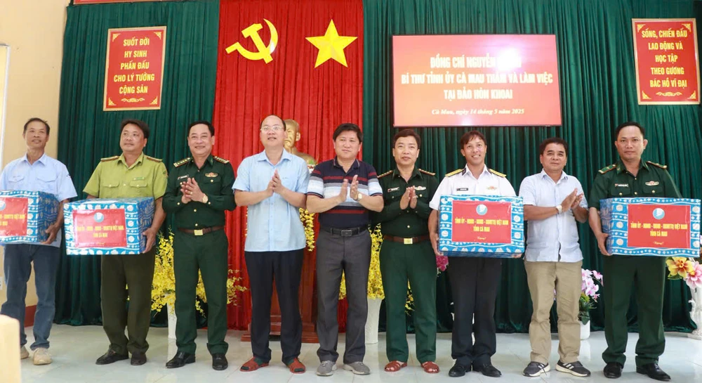 Bí thư Tỉnh uỷ Cà Mau Nguyễn Hồ Hải (thứ 4 từ trái sang) tặng quà cho các đơn vị trên đảo Hòn Khoai. Ảnh: KIM NHIÊN edd48f11df766a283367.jpg