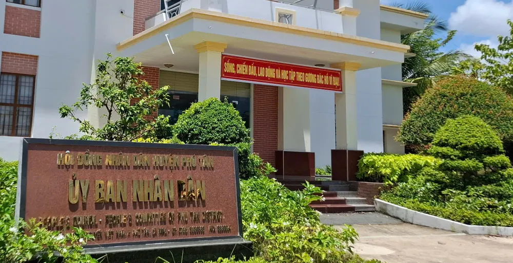 Trụ sở HĐND và UBND huyện Phú Tân d0469b15ac11194f4000.jpg
