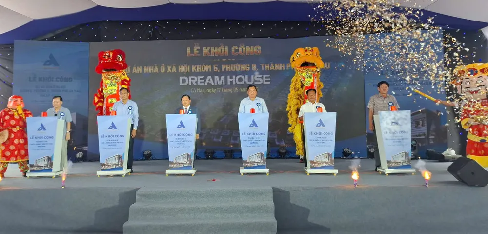 Các đại biểu và chủ đầu tư thực hiện nghi thức khởi công Dự án nhà ở xã hội Dream House feeb822e8120347e6d31.jpg