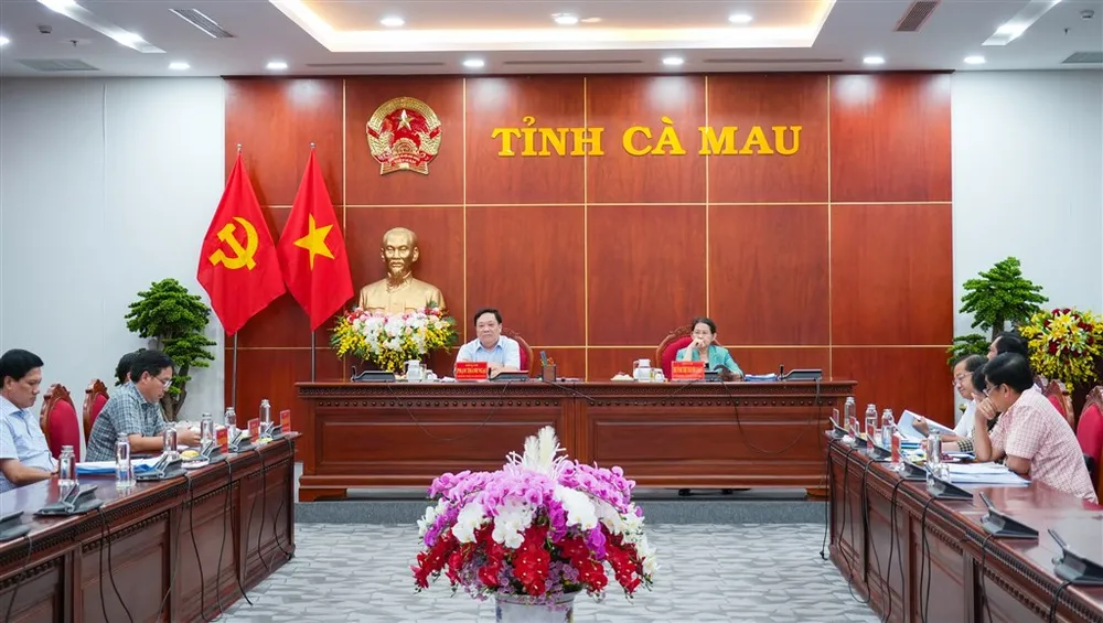Chủ tịch UBND tỉnh Cà Mau Phạm Thành Ngại (phía trên, bên trái) chủ trì hội nghị tại điểm cầu tỉnh Cà Mau. ẢNH: BÍCH NGỌC DSC05975.638833557326206575.JPG