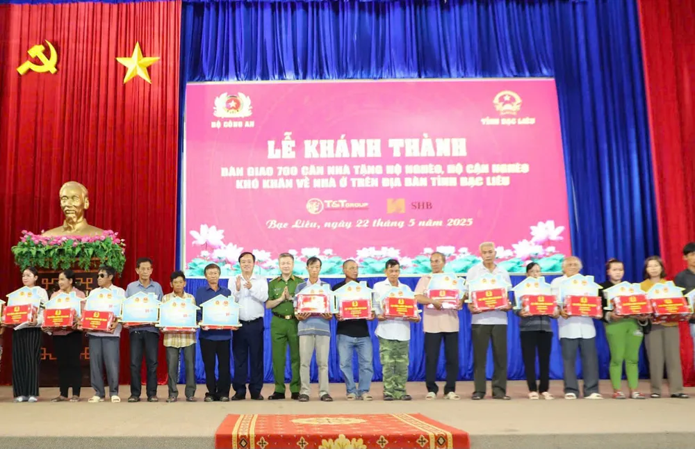 Thứ trưởng Bộ Công an Nguyễn Ngọc Lâm cùng lãnh đạo tỉnh Bạc Liêu trao bảng tượng trưng căn nhà và quà của Bộ trưởng Bộ Công an tặng các hộ gia đình f9d15d3f64e2d1bc88f3.jpg