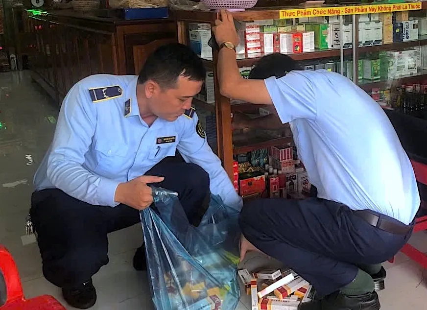 Lực lượng chức năng kiểm tra tại một điểm kinh doanh thuốc đông y trên phường 2, TP Cà Mau, tỉnh Cà Mau. ktra 3.jpg