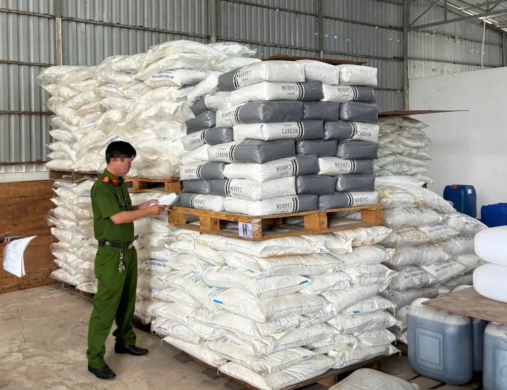 Lực lượng chức năng phát hiện số lượng lớn hóa chất công nghiệp có dấu hiệu vi phạm. Ảnh: CÔNG AN CUNG CẤP 6ef3fb0fff434b1d1252.jpg
