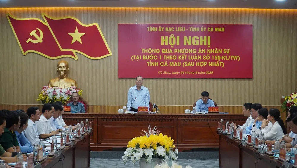 Quang cảnh hội nghị thông qua phương án nhân sự tỉnh Cà Mau sau hợp nhất 90721df8f5e041be18f1.jpg