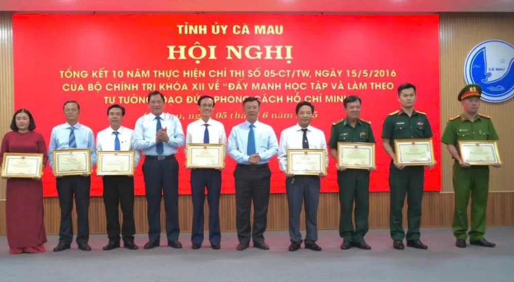 Trưởng Ban Tuyên giáo và Dân vận Tỉnh ủy Cà Mau Hồ Trung Việt (thứ 5 từ phải sang) và Phó Chủ tịch UBND tỉnh Lâm Văn Bi (thứ 4 từ trái sang) trao bằng khen cho tập thể, cá nhân. Ảnh: MỸ TRÂN 1eb0e908c9277d792436.jpg