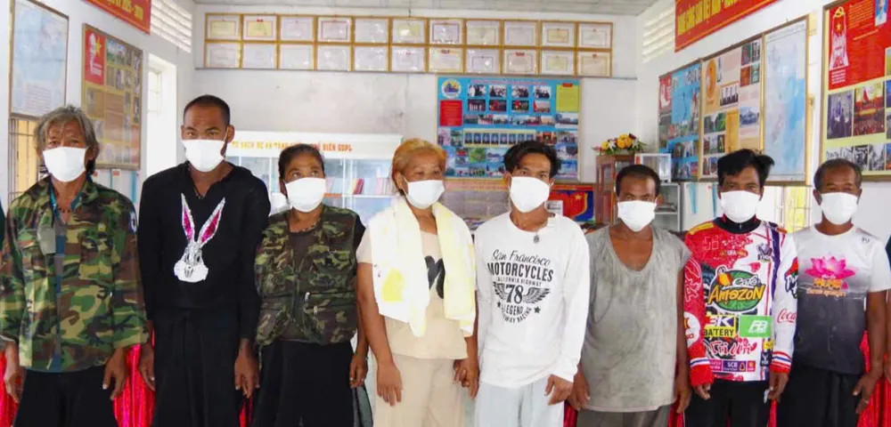 Đồn Biên phòng Khánh Hội tiếp nhận các thuyền viên người nước ngoài được cứu vớt trên vùng biển nước ta. Ảnh: HOÀNG TÁ 25a5cb1430f384addde2.jpg