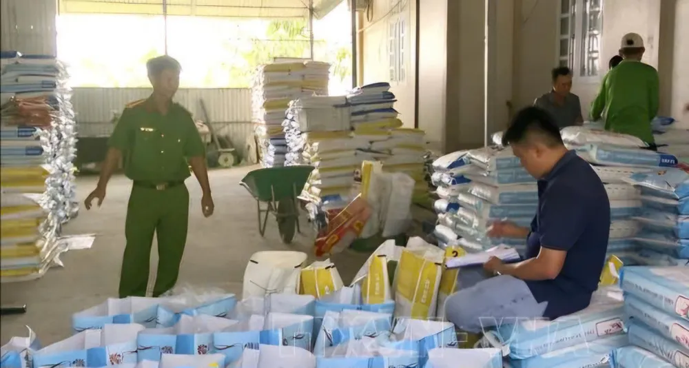 Thức ăn tôm bị làm giả được phát hiện tại kho của ông Dương Văn Hòa. ẢNH: TRỌNG NGUYỄN d00b305a89b73de964a6.jpg