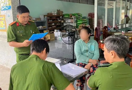 Lực lượng chức năng kiểm tra cơ sở kinh doanh Đ.Đ.. Ảnh: Trọng Nhân image001(1).png