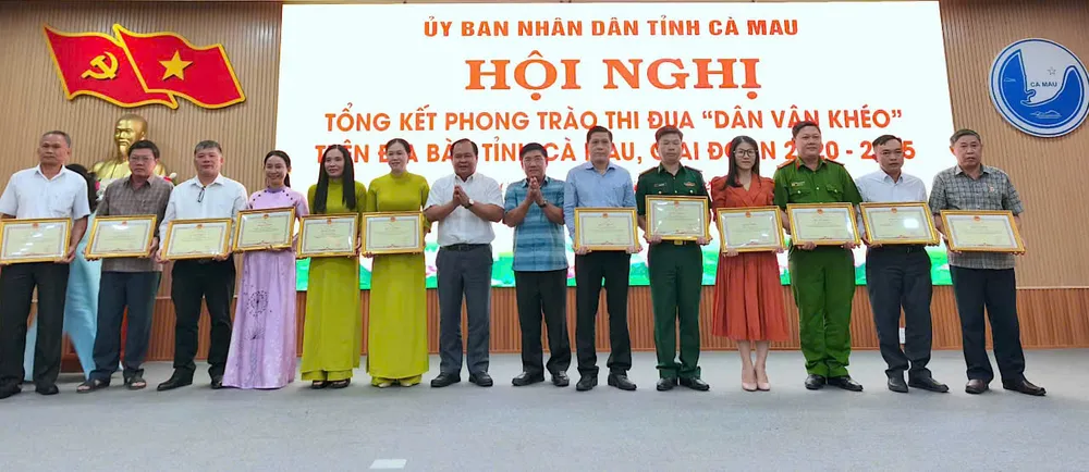 Lãnh đạo tỉnh Cà Mau trao bằng khen cho các tập thể, cá nhân có thành tích xuất sắc, tiêu biểu trong triển khai thực hiện phong trào thi đua “Dân vận khéo” a0d24449a7de13804acf.jpg