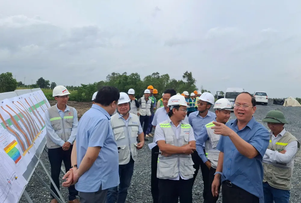 Bí thư Tỉnh uỷ Cà Mau Nguyễn Hồ Hải nghe chủ đầu tư báo cáo tiến độ dự án 216d6c046ba0dffe86b1.jpg