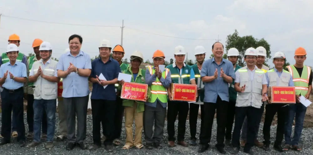 Bí thư Tỉnh uỷ Cà Mau Nguyễn Hồ Hải cùng Chủ tịch UBND tỉnh Phạm Thành Ngại tặng quà cho cán bộ, công nhân tại công trường be2bfa4b24ec90b2c9fd.jpg