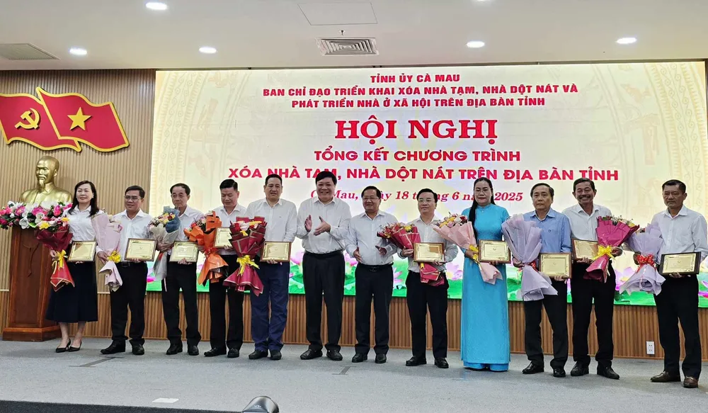Chủ tịch UBND tỉnh Cà Mau Phạm Thành Ngại trao bằng khen đến các tập thể và cá nhân có nhiều đóng góp có hiệu quả cho Chương trình xóa nhà tạm, nhà dột nát 509108439_1545186523531833_110785334700339371_n.jpg
