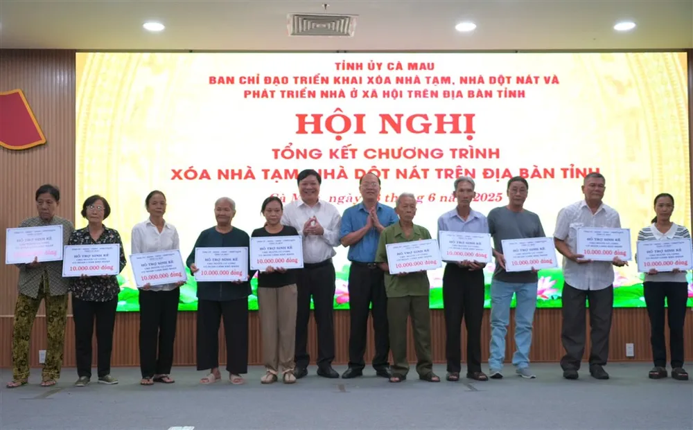 Bí thư Tỉnh ủy Cà Mau Nguyễn Hồ Hải và Chủ tịch UBND tỉnh Phạm Thành Ngại trao bảng tượng trưng hỗ trợ sinh kế cho các hộ dân. ẢNH: MỸ TRÂN H3-NT.638858526253404379.jpg