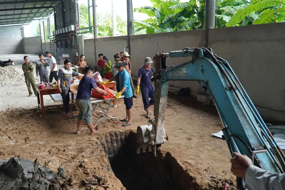 Xác con cá heo được chôn cất theo phong tục dân gian