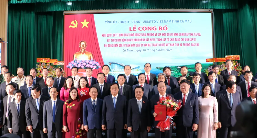 Đồng chí Lê Minh Hoan chụp ảnh lưu niệm với Ban Chấp hành Đảng bộ tỉnh Cà Mau Dai Hoi 3.jpg