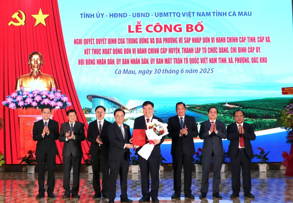 Đồng chí Lê Minh Hoan trao quyết định Chủ tịch và các Phó Chủ tịch UBND tỉnh Cà Mau Dai hoi.jpg