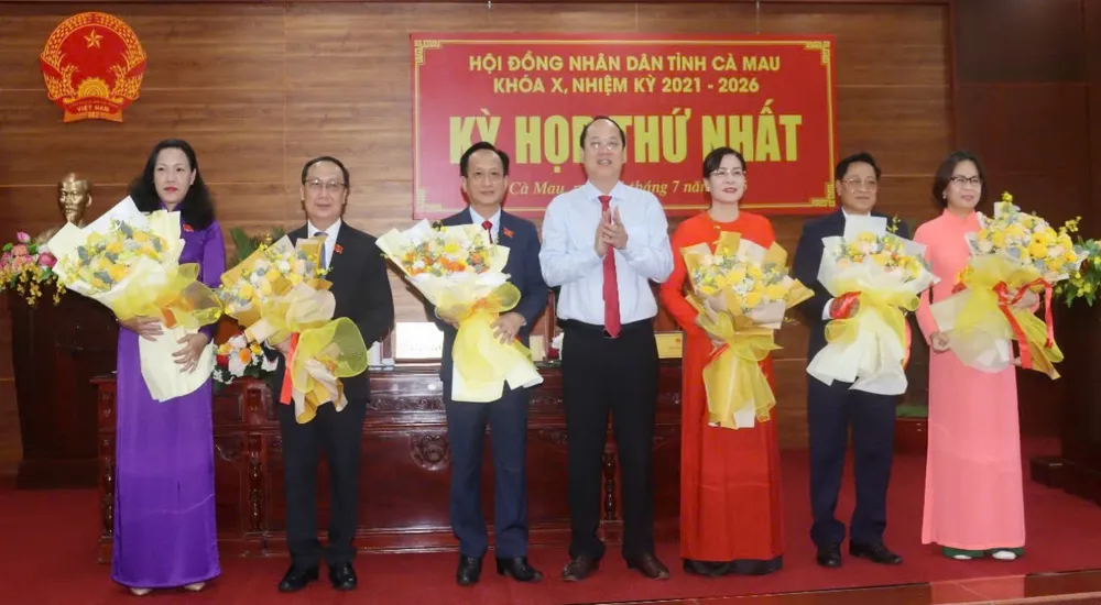 Bí thư Tỉnh ủy Cà Mau Nguyễn Hồ Hải tặng hoa chúc mừng Chủ tịch, Phó Chủ tịch và Trưởng các ban của Hội đồng nhân dân tỉnh. ẢNH: PHÚ HỮU z6760105454053_64bb6a4e93a8565673c899b6dc71369f.jpg