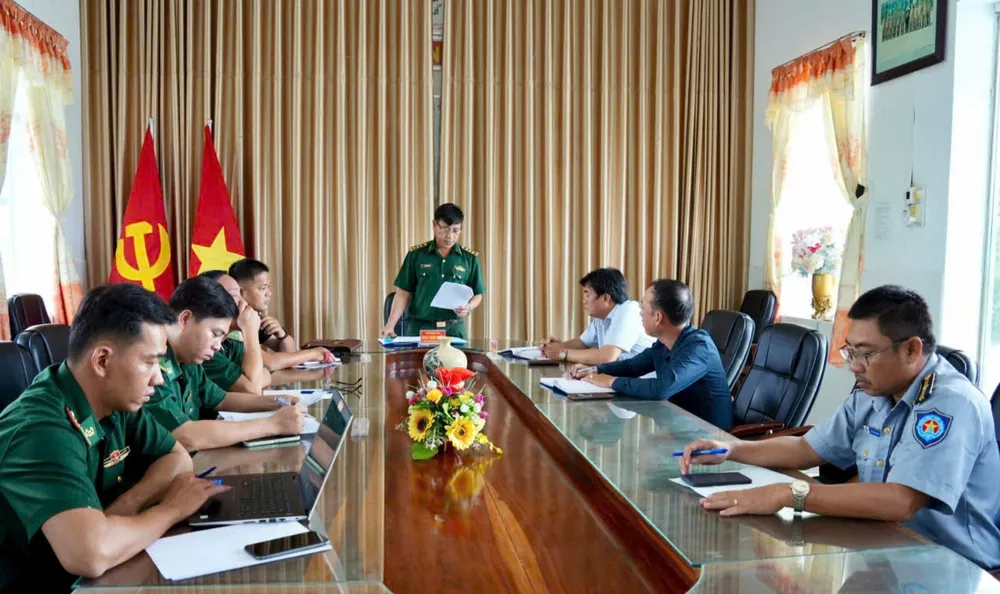Đại diện Bộ đội Biên phòng Cà Mau triển khai quyết định xử phạt vi phạm hành chính của Chủ tịch UBND tỉnh đối với chủ hợp pháp tàu cá CM 99658 TS. Ảnh: HOÀNG TÁ bc2eee0da34c15124c5d.jpg