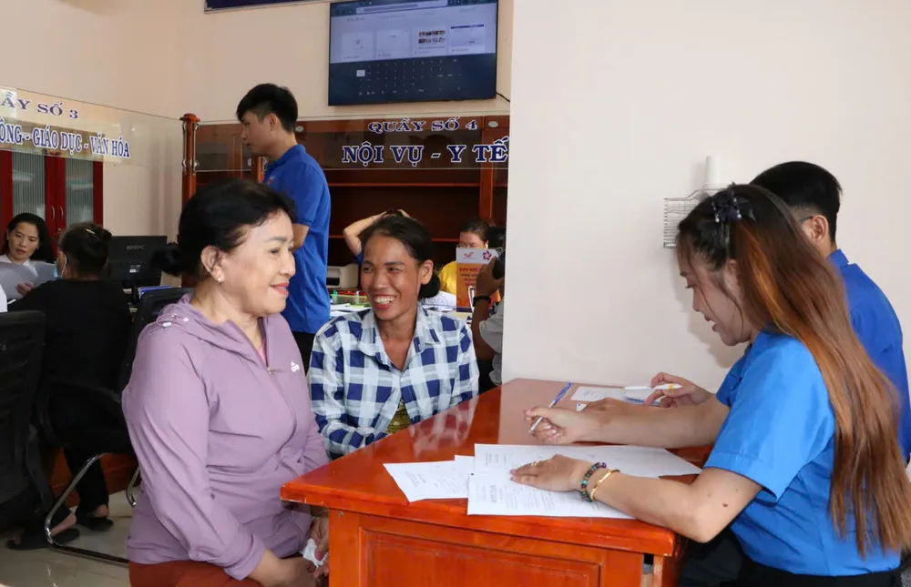 Đội Thanh niên tình nguyện hỗ trợ người dân làm các thủ tục hành chính tại Trung tâm phục vụ hành chính công phường An Xuyên (tỉnh Cà Mau) vào chiều 8-7. Ảnh: TẤN THÁI z6783820071398_c54250152bde3902acc266dd2f3a4e55.jpg