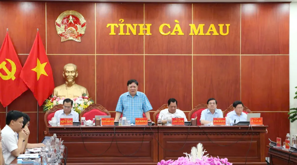 Chủ tịch UBND tỉnh Cà Mau Phạm Thành Ngại (đứng) phát biểu chỉ đạo tại hội nghị z6794590366836_3409c6cbd8f2840a0e64d297db416d24.jpg