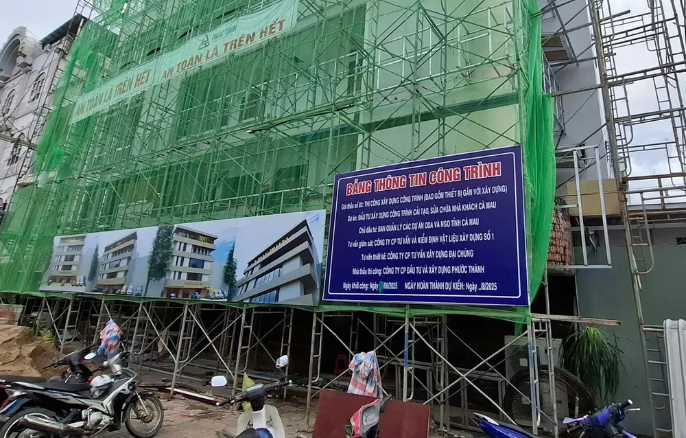 ផ្ទះសំណាក់ Ca Mau កំពុងត្រូវបានជួសជុល និងជួសជុលឡើងវិញ ដើម្បីទទួលមន្ត្រីមកពីខេត្ត Bac Lieu មកកាន់ Ca Mau ដើម្បីធ្វើការ បន្ទាប់ពីខេត្តរួមបញ្ចូលគ្នា។ efb3e6d7d353650d3c42.jpg