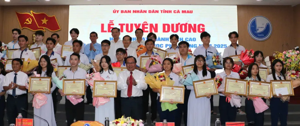 Lãnh đạo UBND tỉnh và Sở GD-ĐT chụp ảnh lưu niệm với các em học sinh được tuyên dương bdd60c242f8899d6c099.jpg