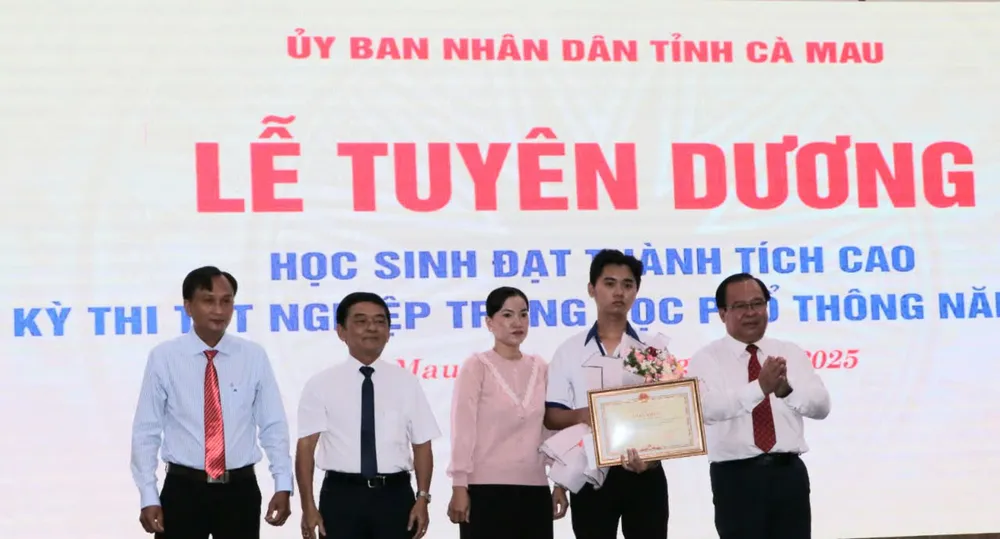 Em Nguyễn Trọng Phúc (học sinh Trường THCS-THPT Tân Đức), một trong có 32 em học sinh có thành tích cao đã được UBND tỉnh Cà Mau tặng bằng khen fe06dca88004365a6f15.jpg