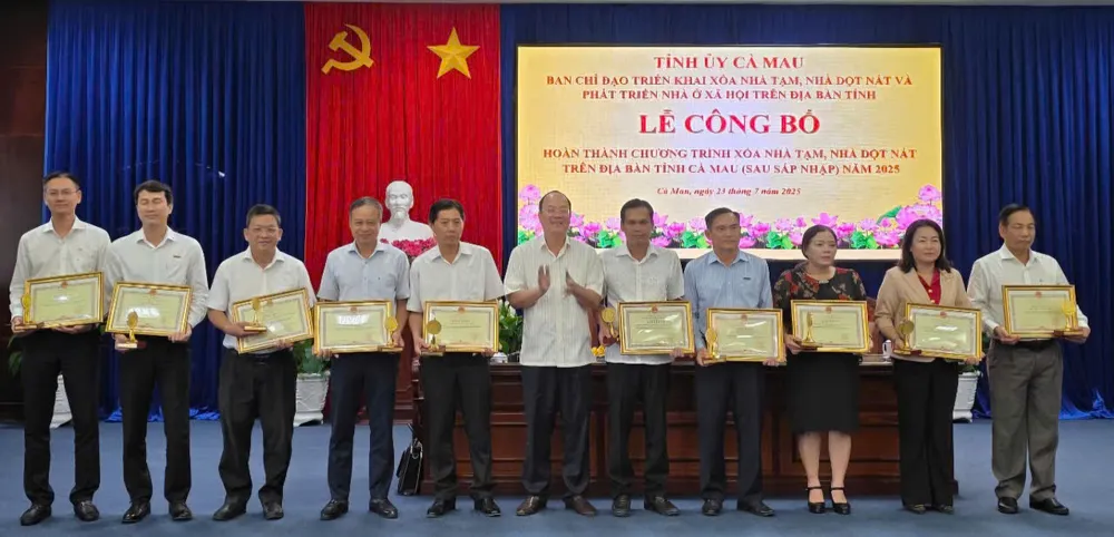 Bí thư Tỉnh ủy Cà Mau Nguyễn Hồ Hải tặng bằng khen cho các tập thể có thành tích tiêu biểu trong thực hiện phong trào thi đua Chung tay xóa nhà tạm, nhà dột nát 9013a8716010e94eb001.jpg