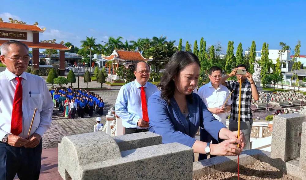អនុប្រធានរដ្ឋ Vo Thi Anh Xuan និងថ្នាក់ដឹកនាំខេត្ត Ca Mau អុជធូបនៅទីបញ្ចុះសព ទុក្ករបុគ្គលខេត្ត Ca Mau។ e8b94c7206098f57d618.jpg