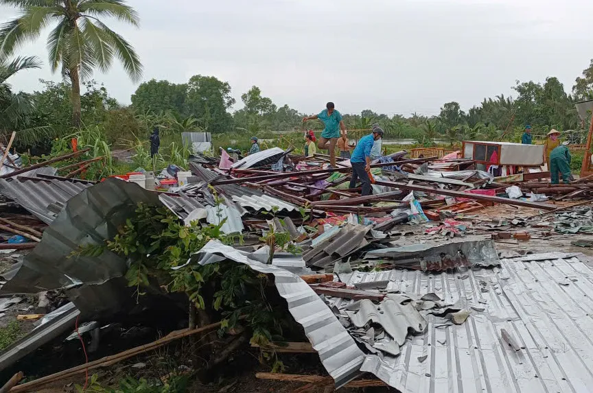Une maison s'est effondrée à cause d'une tornade. Nha sap.jpg