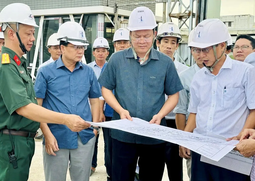 Bí thư Tỉnh ủy Cà Mau Nguyễn Hồ Hải kiểm tra tiến độ thi công Bệnh viện Đa khoa Cà Mau anh 2.jpg