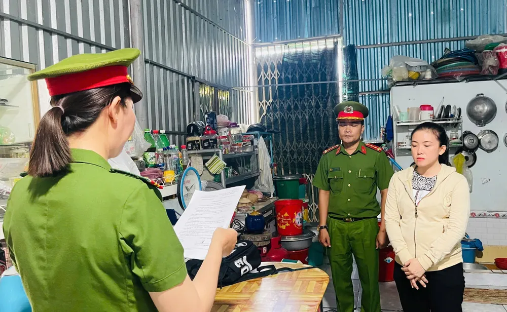 Lực lượng làm nhiệm vụ tống đạt lệnh khám xét nơi ở đối với bị can Trần Mỹ Tiên. Ảnh: HỮU ĐỆ Bản sao Cơ quan Cánh sát điều tra tống đạt Lệnh khám xét nơi ở đối với bị can Trần Mỹ Tiên (1).jpg
