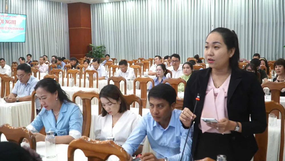 Đại diện doanh nghiệp nêu ý kiến tại hội nghị chuyển đổi số ba620e15c4144c4a1505.jpg