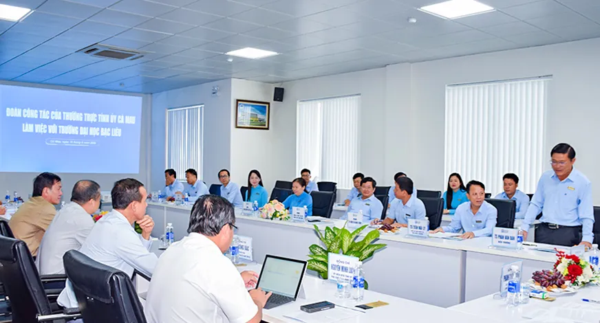 Quang cảnh buổi làm việc. Ảnh: CHÚC CHI Trường DHBLs.jpg