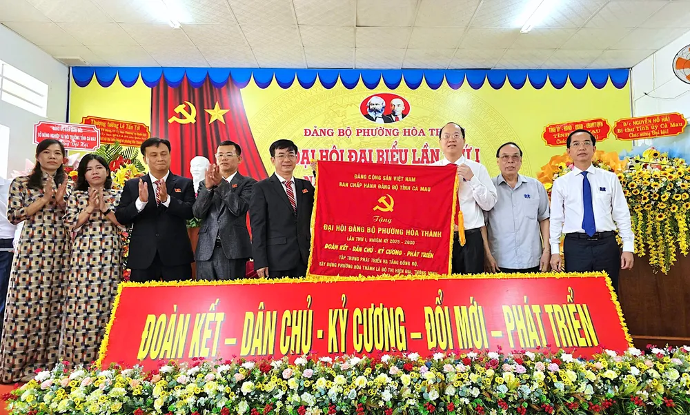 Bí thư Tỉnh ủy Cà Mau Nguyễn Hồ Hải trao bức trướng chúc mừng Đại hội Đảng bộ phường Hòa Thành lần thứ I hoa thanh 8 (1).jpg