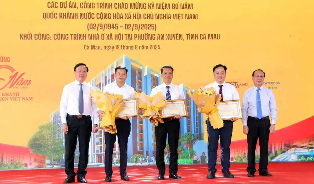 Leaders of Ca Mau province awarded certificates of merit to T&T Group and T&T Land Ca Mau Company Limited for their positive contributions in implementing the social housing program. dfe5482693fe1ba042ef.jpg